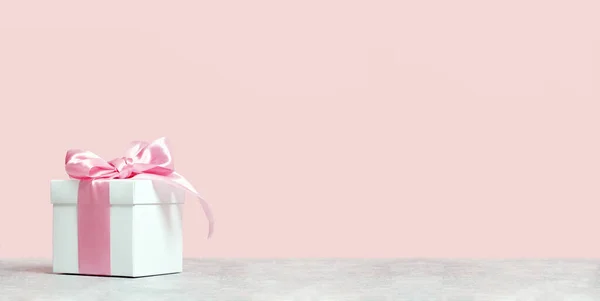 Boîte Cadeau Blanche Avec Ruban Rose Brillant Noeud Sur Fond — Photo