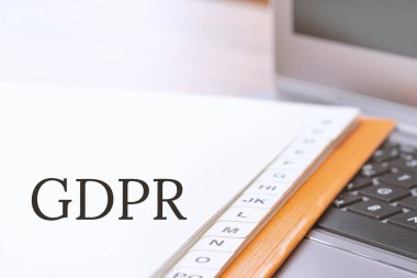 Dizüstü bilgisayarın üstündeki dizindeki GDPR metni. Kişisel veri güvenliği çevrimiçi ve internet güvenliği. Bilgi ve veri yönetimi düzenlemesi