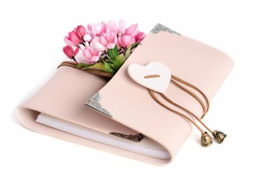 Not defteri ya da günlük, kalp şeklindeki kravat beyaza kilitlenmiş. Pembe bahar ya da yaz çiçekleri. Anılar ya da aşk düğün hediyesi konsepti
