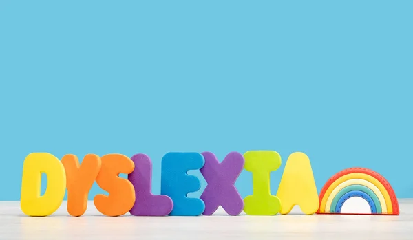 Dislexia Palavra Letras Multicoloridas Mesa Madeira Com Fundo Azul Leitura — Fotografia de Stock