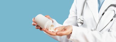 Kafkasyalı kadın doktor hapları ya da reçeteli ilaçları işaret ediyor. İlaç ve eczane. Pratisyen ya da PCP aile doktoru. Tıbbi konsept. Eczacı. Yüzü yok. Pankartı kapat. Orta bölüm
