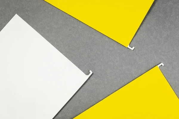 Λευκά Και Κίτρινα Αρχεία Κρέμονται Επίπεδη Γκρι Φόντο Banner Χώρο — Φωτογραφία Αρχείου