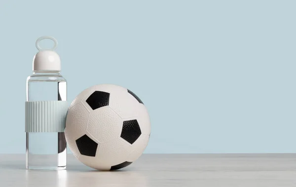 Voetbal Voetbal Met Glazen Waterfles Blauwe Banner Met Kopieerruimte Schoolsport — Stockfoto