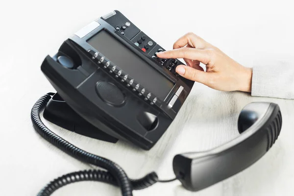 Affari Comunicazioni Utilizzando Voip Telefono Ufficio Primo Piano Mano Con — Foto Stock