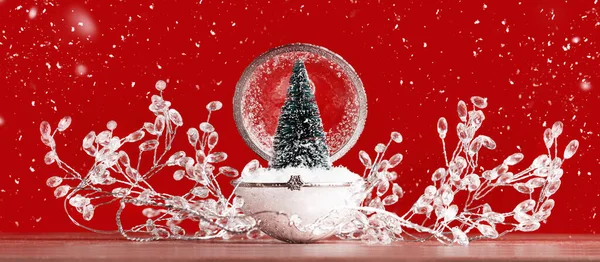 Vintage Glaskugel Und Kleiner Weihnachtsbaum Auf Schneerotem Hintergrund Frohe Weihnachten — Stockfoto