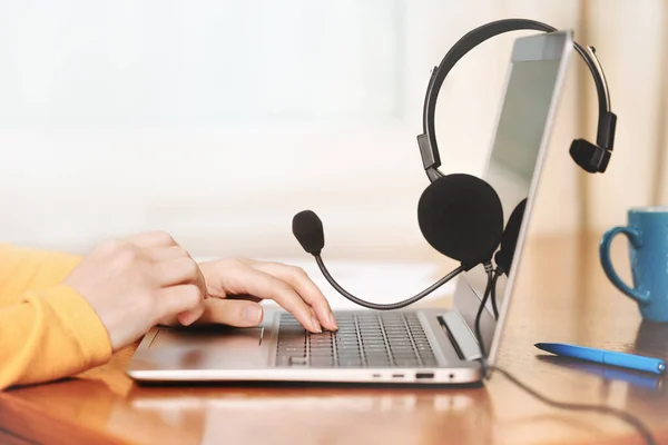 Laptop Kopfhörer Oder Headset Auf Holztisch Und Schlichtem Hintergrund Weibliche — Stockfoto