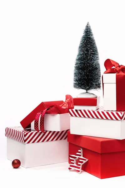 Uppsättning Blandade Röda Och Vita Presentförpackningar Med Julgran Vit Bakgrund — Stockfoto