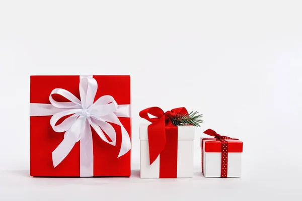 Набор красных и белых подарочных коробок на белом фоне — стоковое фото