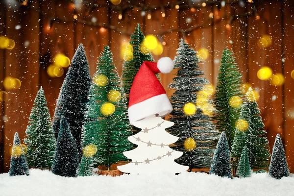 Molti Alberi Natale Con Luci Dorate Babbo Natale Cappello Rosso — Foto Stock