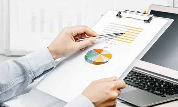 Finanza Business Concept Mano Puntando Grafico Statistico Computer Portatile Grafici — Foto Stock