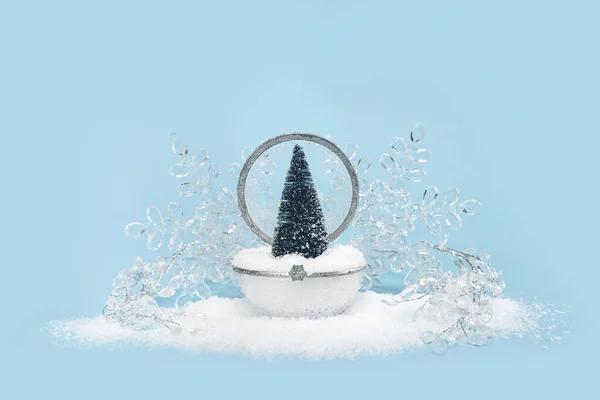 Weihnachten Silberne Kristallglaskugel Mit Schnee Und Grünem Weihnachtsbaum Auf Babyblauem — Stockfoto