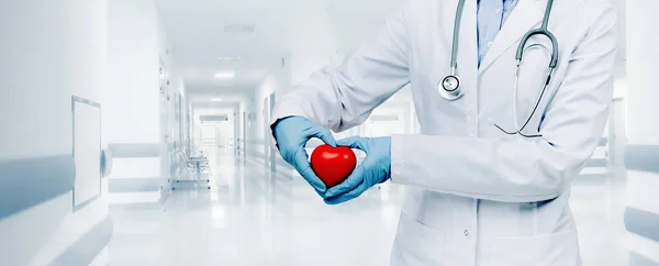 Lekarka Białym Mundurze Kształtuje Serce Dłońmi Klinice Baner Przestrzenią Kopiowania — Zdjęcie stockowe