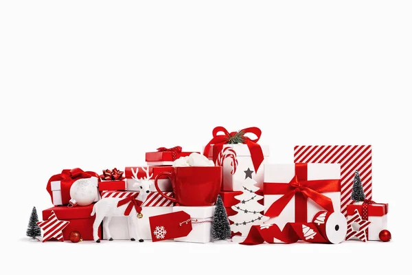 Set di scatole regalo rosse e bianche su sfondo bianco — Foto Stock