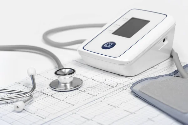 Tıbbi gri tek renkli arka plan. Steteskopla. Kalp EKG kalp ritmi. Tansiyon monitörü. Sağlık hizmetleri eczanesi, tıp konsepti. Boşluğu kopyala.