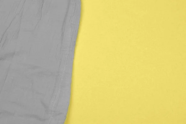 Textur av grå bomull tyg gul bakgrund. — Stockfoto