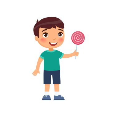Küçük mutlu çocuk gülümsüyor ve elinde pembe bir lolipop tutuyor. Beyaz arka planda izole edilmiş çizgi film karakteri. Düz vektör renk çizimi. 