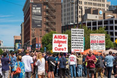 Fanatikler işaretlerle miting