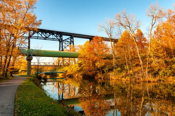 Trestle ferroviário e gasoduto acima do Canal de Ohio — Fotografia de Stock