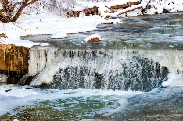 Küçük kış şelale yakın çekim