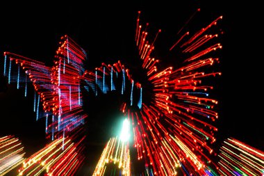 Açık havada bir Noel ışıkları görüntüsünün soyut bir temsili, hızlı kamera hareketiyle oluşmuştur.