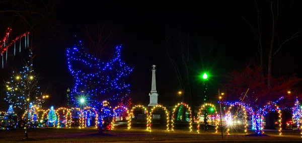 Luci Natale Una Piazza Della Città Con Monumento Della Guerra — Foto Stock