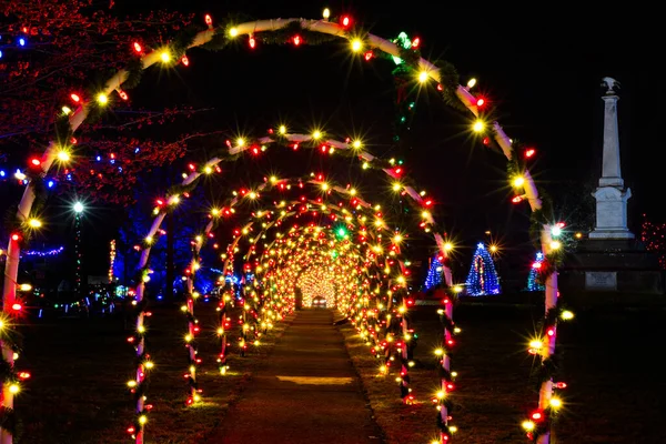 Túnel Arcos Iluminados Proporciona Una Pasarela Festiva Una Plaza Ciudad —  Fotos de Stock