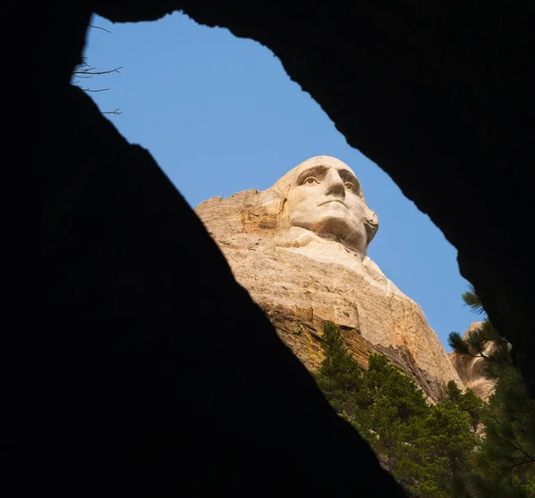 Резное Лицо Джорджа Вашингтона Спускается Через Трещину Скале Национального Памятника — стоковое фото