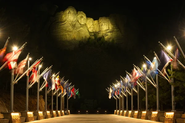 Spotlighted Faces Presidents Mount Rushmore Seem Hover Night Illuminated Avenue — Stock Photo, Image