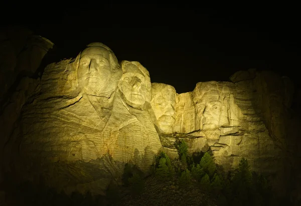 Négy Elnök Mount Rushmore Reflektorfényekkel Van Megvilágítva Fekete Égbolton Éjszaka — Stock Fotó