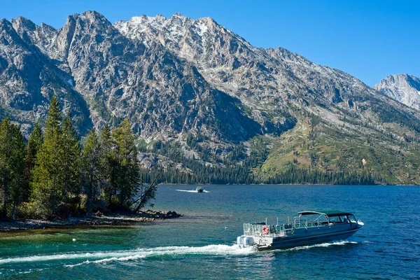Grand Teton Ulusal Parkı feribot yolcuları Jenny Gölü 'nde mekik botları.
