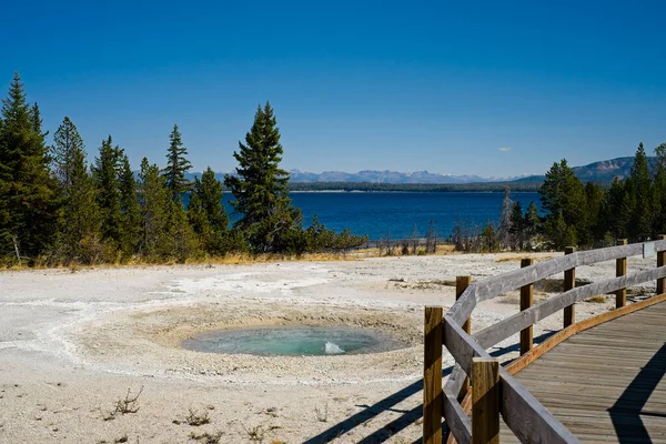 Małe Gorące Źródło Dorzeczu West Thumb Geyser Basin Parku Narodowym — Zdjęcie stockowe