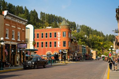 DeADWOOD, SD, ABD - 15 SEPTEMBER 2020: Tarihi Fairmont Otel restoranı, salonlar, barlar ve diğer eğlence merkezleri, Black Hills 'in ana caddesindeki Vahşi Bill Hickok ve Calamity Jane ile ünlü bu altına hücum kasabasında Eski Batı' yı ziyaret ediyor..