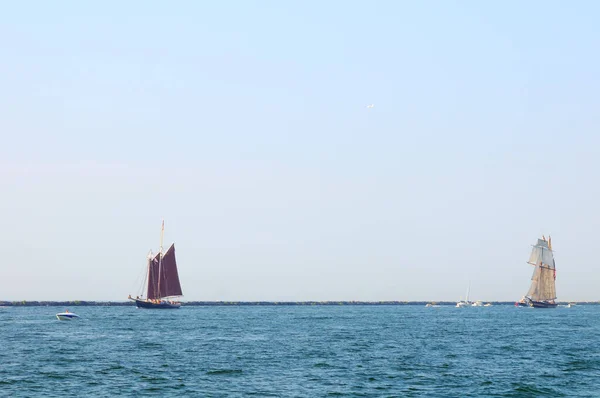 Cleveland Июля Pride Baltimore Pursuing Pilot Schooner Roseway Parade Ships — стоковое фото