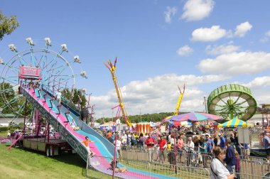 BURTON, OH - SEPT 5: 5 Eylül 2010 'da Burton, Ohio' daki 188. Büyük Geauga İlçe Fuarı 'nda Süper Kaydırak ve diğer biniciler