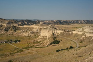 Scotts Bluff Ulusal Anıtı, Nebraska 'dan Oregon Trail Müzesi' ne ve ilk tünele giden yola bakan manzaraya bakın..