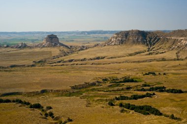 Nebraska 'daki Scotts Bluff Ulusal Anıtı' nın tepesinden panoramik manzara, sol üstte Dome Rock belirdi.