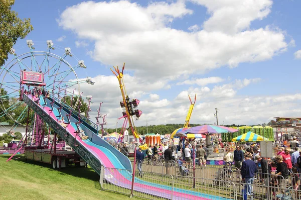 BURTON, OH - SEPT 5: 5 Eylül 2010 'da Burton, Ohio' daki 188. Büyük Geauga İlçe Fuarı 'nda Süper Kaydırak ve diğer biniciler