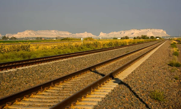 Järnvägen Över Nebraska Slätten Mot Scotts Bluff National Monument Tidigt — Stockfoto
