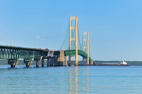 Mackinac bridge, frachtowiec — Zdjęcie stockowe