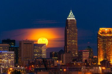 Ay yükseliyor Cleveland üzerinde
