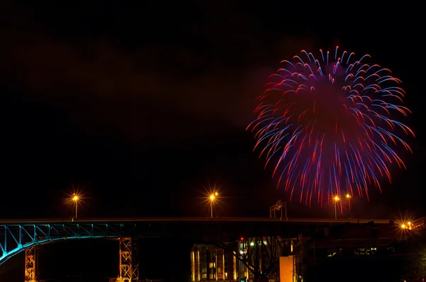 Rode vuurwerk boven de brug van de snelweg — Stockfoto