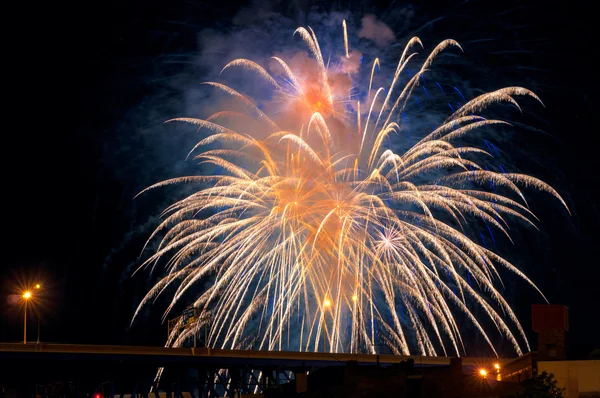 Feu d'artifice éclaté au-dessus du pont routier — Photo