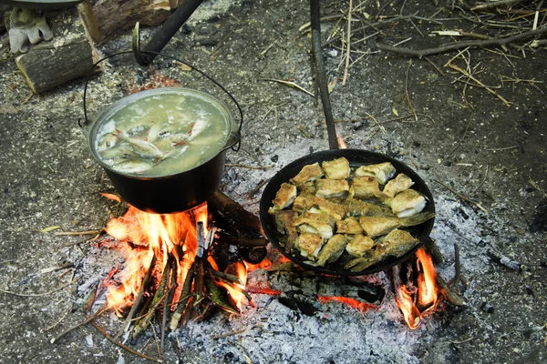 In de zomer buiten op het vuur gekookt oor en gebakken in een pan Rechtenvrije Stockafbeeldingen