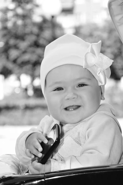 Été extérieur drôle petite fille souriant. Photo noir et blanc . — Photo