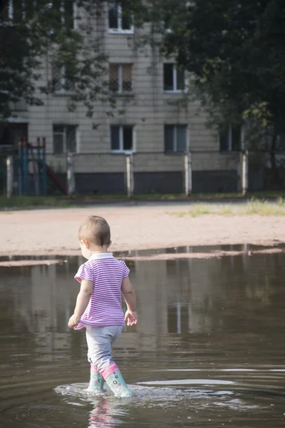 W lecie jest basen dla dziewczynki. — Zdjęcie stockowe