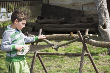 Ağaçlar testere Köyü çocukta bahar.