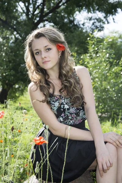 In the summer outdoors beautiful young girl. Close-up. — Stock Photo, Image