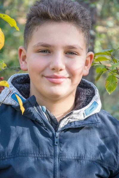 Feliz Niño Pelo Alegre Mirando Cámara Riendo Aire Libre Acércate — Foto de Stock