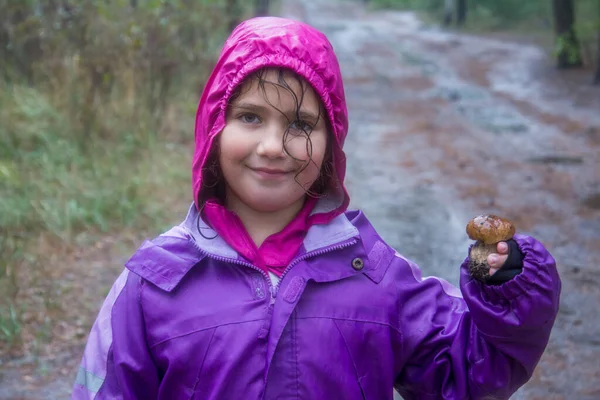 Tiener Meisje Toont Een Paddestoel Boletus Edulis Hand Het Bos — Stockfoto