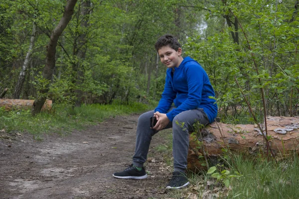 Tarde Verano Niño Sienta Tronco Bosque —  Fotos de Stock